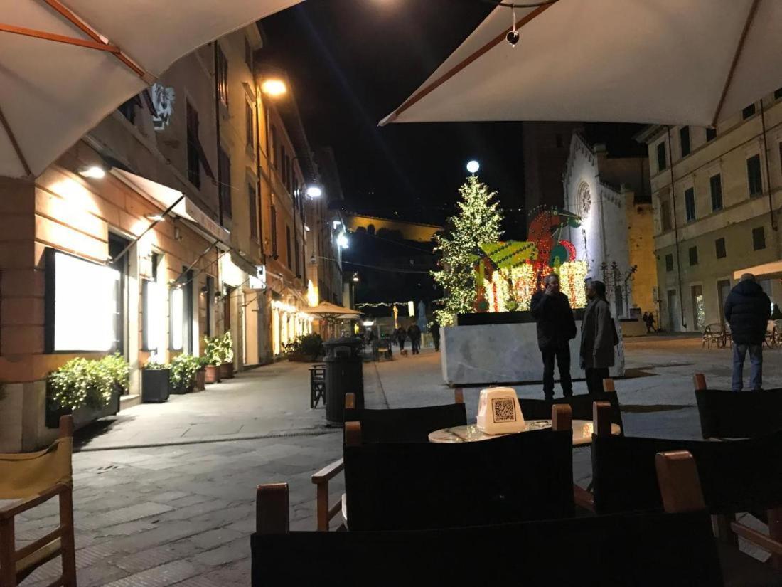 Suite & Loft Due Deliziosi Bilocali, Centralissimi, In Pietrasanta Buitenkant foto